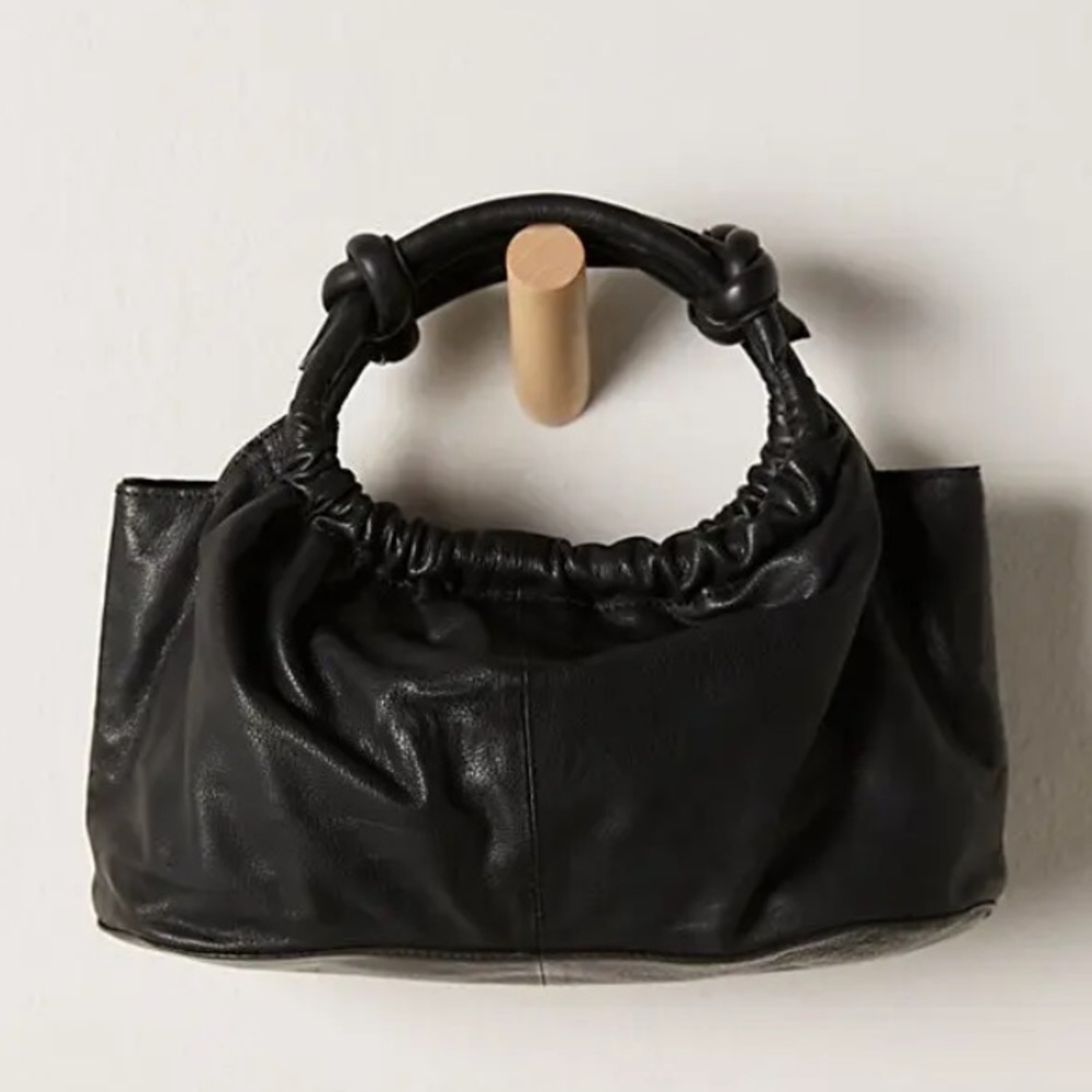 Head Over Heels Leather
Crossbody Bag
NWOT
COLOR- Black
